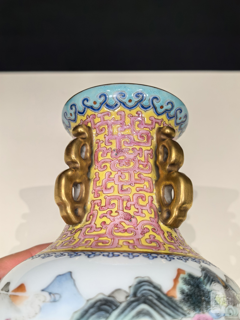 民国 黄地胭脂红夔龙纹开光粉彩祝寿图四系盖瓶 - 图7